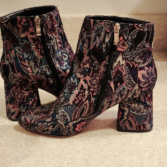 Nicole Miller Artelier Size 9 Floral Jacquard Print Ankle boots. Gently used $26 - Picture 6 of 11